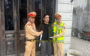 Từ biểu hiện bất thường của nam thanh niên đi xe máy màu sơn xanh…