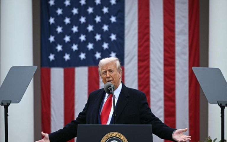 Mỹ tăng thuế lên 125% với Trung Quốc, hoãn thuế 90 ngày với hơn 75 quốc gia khác Ông Trump đồng ý hoãn áp thuế đối ứng trong 90 với với hơn 75 quốc gia và điều chỉnh tạm thời xuống mức 10%. (Ảnh: AFP)