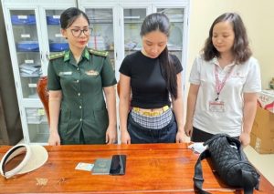 Phát hiện người phụ nữ quấn 4kg vàng quanh bụng để vận chuyển trái phép