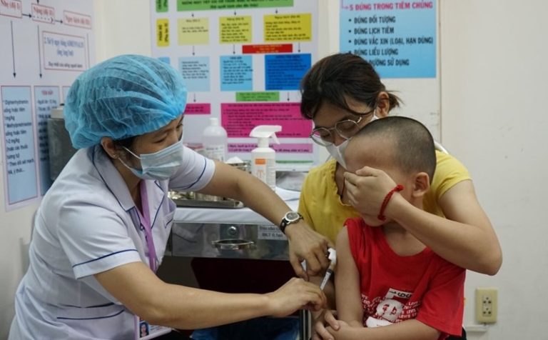 Thêm 2 trường hợp tử vong do sởi, thay đổi về độ tuổi mắc sởi sau chiến dịch tiêm chủng So với 3 tháng đầu năm 2025, số ca mắc sởi ở nhóm từ 1 - 10 tuổi (chiếm 61,4%) đã giảm 6%. Trong khi đó, số ca mắc sởi ở nhóm trên 10 tuổi (chiếm 35,9%) lại tăng 6,4%. Ảnh minh họa